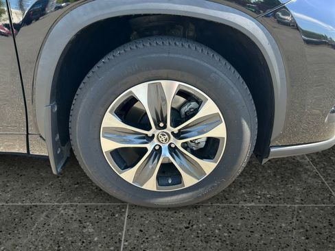 Used 2024 Toyota Highlander XLE image 9