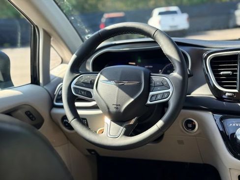 Used 2023 Chrysler Pacifica Touring-L FWD image 21