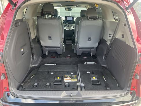 Used 2021 Toyota Sienna Limited image 11