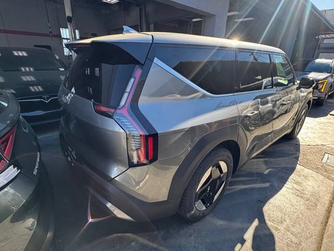 Used 2024 Kia EV9 Light RWD image 3