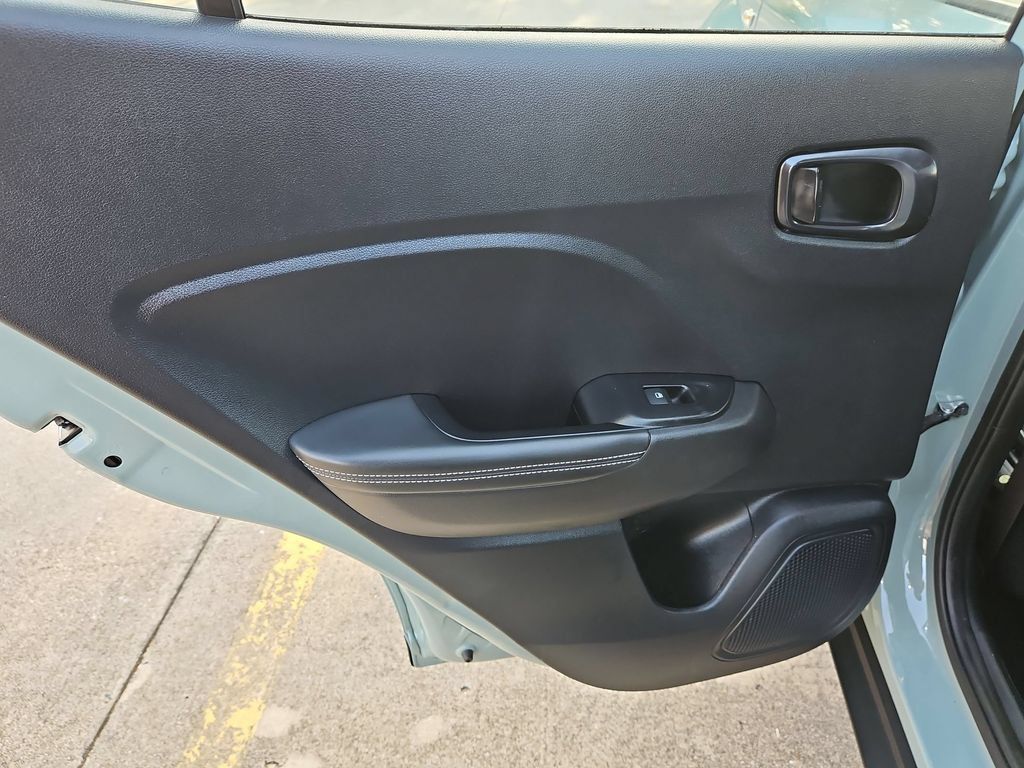 Used 2025 Hyundai Venue Limited FWD image 27