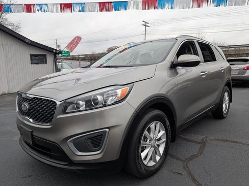 Used 2016 Kia Sorento FWD image 2