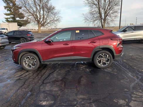 Used 2025 Chevrolet Trax LT w/ LT Convenience Package image 10
