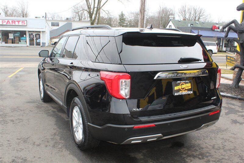 Used 2023 Ford Explorer XLT w/ Equipment Group 202A AWD/4WD image 2