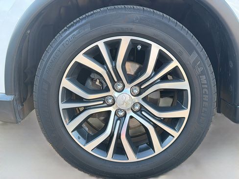 Used 2017 Mitsubishi Outlander SEL image 38