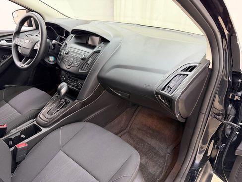 Used 2018 Ford Focus SE w/ SE Appearance Package image 11