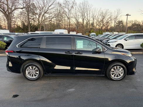 Used 2023 Toyota Sienna LE image 5