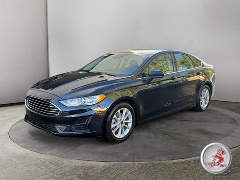 Used 2020 Ford Fusion SE image 3