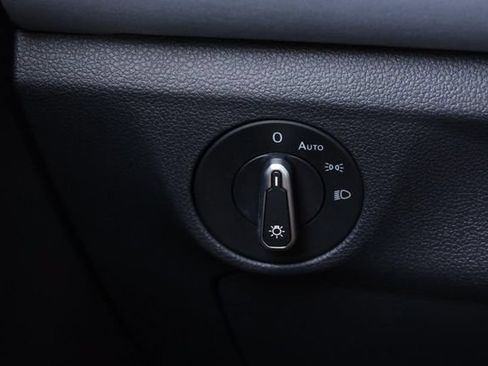 Used 2025 Volkswagen Jetta SE w/ Sunroof Package FWD image 21