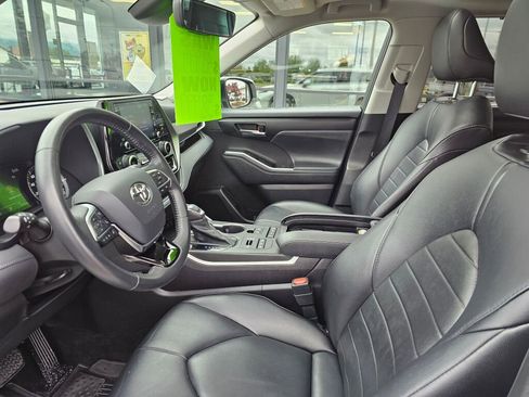 Used 2021 Toyota Highlander XLE AWD/4WD image 18