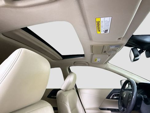 Used 2017 Honda Accord Touring image 18
