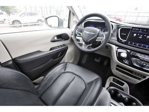 Used 2022 Chrysler Pacifica Touring-L w/ Uconnect Theater Family Group FWD image 10