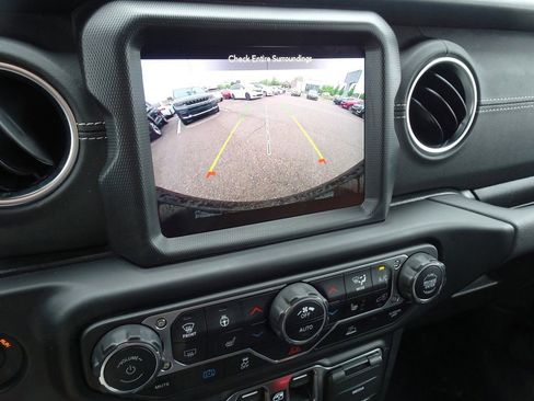 Used 2022 Jeep Wrangler Unlimited Sahara w/ Cold Weather Group AWD/4WD image 18