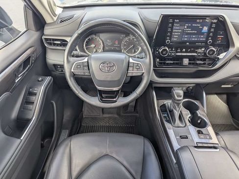 Used 2022 Toyota Highlander Limited FWD image 16