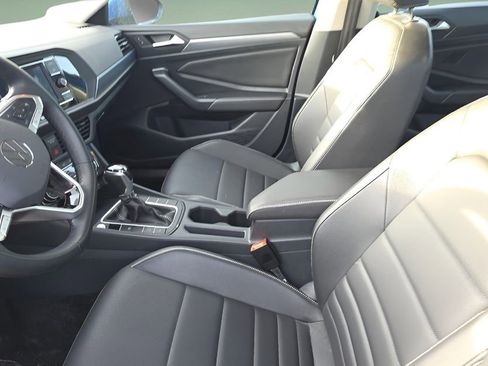 Used 2024 Volkswagen Jetta SE FWD image 2