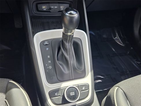 Certified 2023 Hyundai Venue Limited w/ Cargo Package image 18