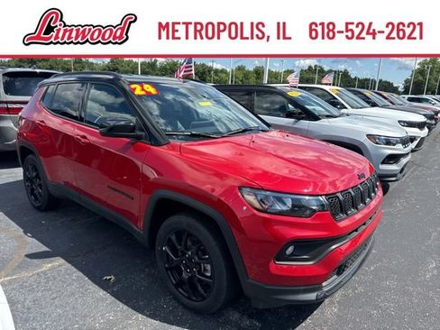 Used 2024 Jeep Compass Latitude w/ Convenience Group AWD/4WD image 5