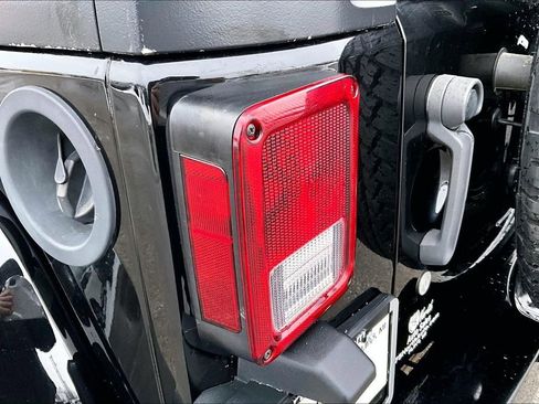 Used 2017 Jeep Wrangler Unlimited Sahara AWD/4WD image 21