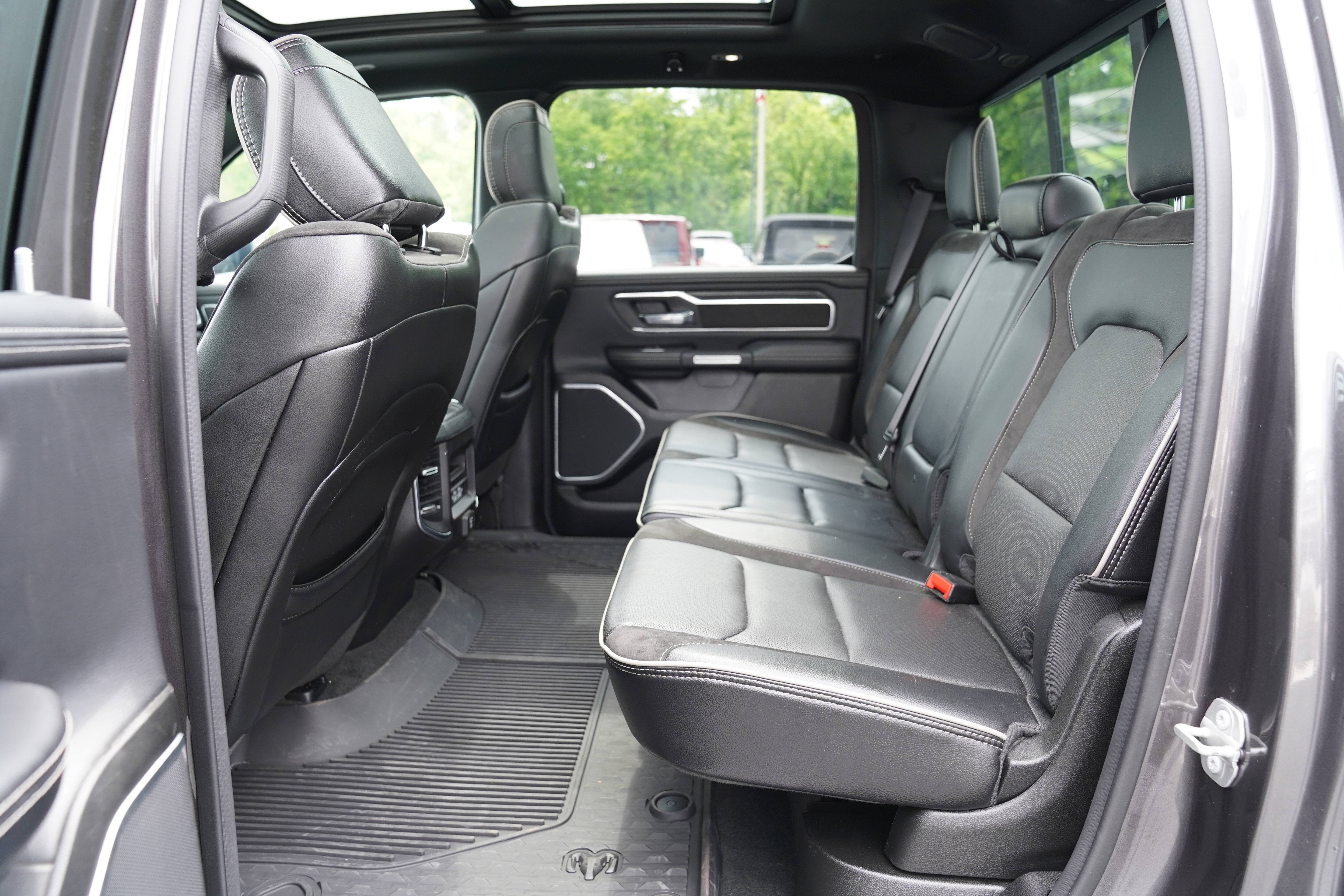 Used 2023 RAM 1500 Laramie AWD/4WD image 5