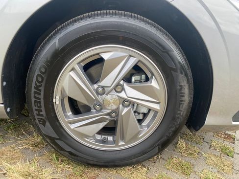Used 2025 Hyundai Elantra SE FWD image 27