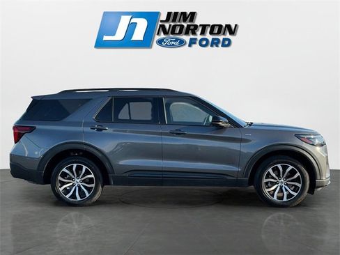 Used 2025 Ford Explorer ST-Line image 2