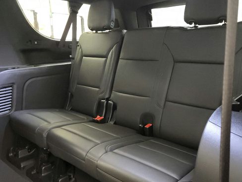Used 2025 Chevrolet Suburban Z71 AWD/4WD image 27