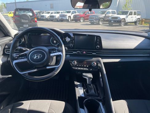 Used 2022 Hyundai Elantra SEL w/ Convenience + Premium Package FWD image 31