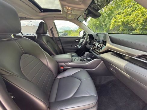Used 2022 Toyota Highlander XLE AWD/4WD image 11
