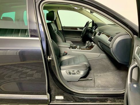 Used 2016 Volkswagen Touareg TDI image 35