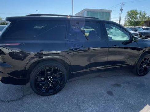 Used 2024 Chevrolet Traverse RS AWD/4WD image 2