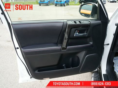 Used 2018 Toyota 4Runner TRD Off-Road Premium AWD/4WD image 17