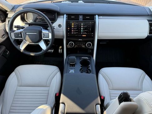 Certified 2025 Land Rover Discovery Dynamic SE image 17