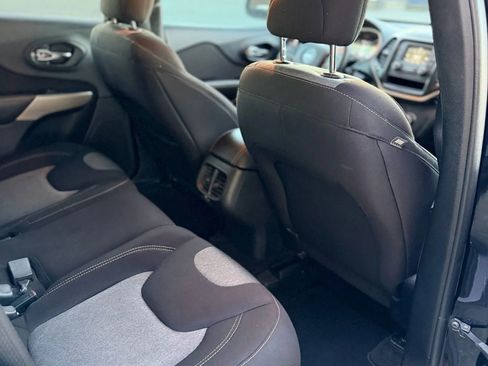 Used 2017 Jeep Cherokee Sport image 14