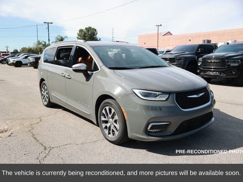 Used 2023 Chrysler Pacifica Pinnacle image 8