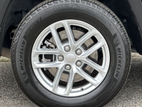 Used 2023 Jeep Grand Cherokee L Laredo image 25