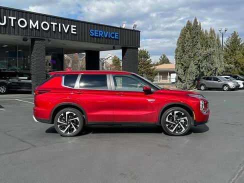 Used 2025 Mitsubishi Outlander SE AWD/4WD image 2