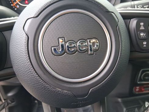 Used 2025 Jeep Gladiator Rubicon w/ Technology Group AWD/4WD image 25