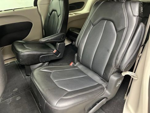 Used 2024 Chrysler Pacifica Touring-L FWD image 20