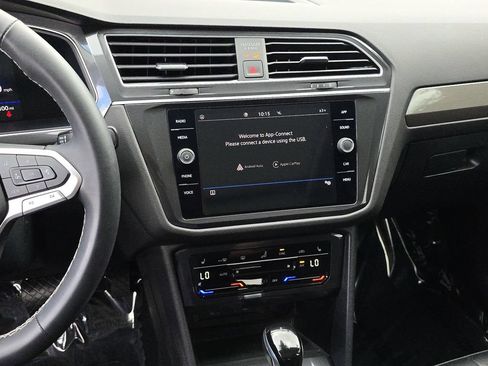 Used 2024 Volkswagen Tiguan SE w/ Panoramic Sunroof Package FWD image 27