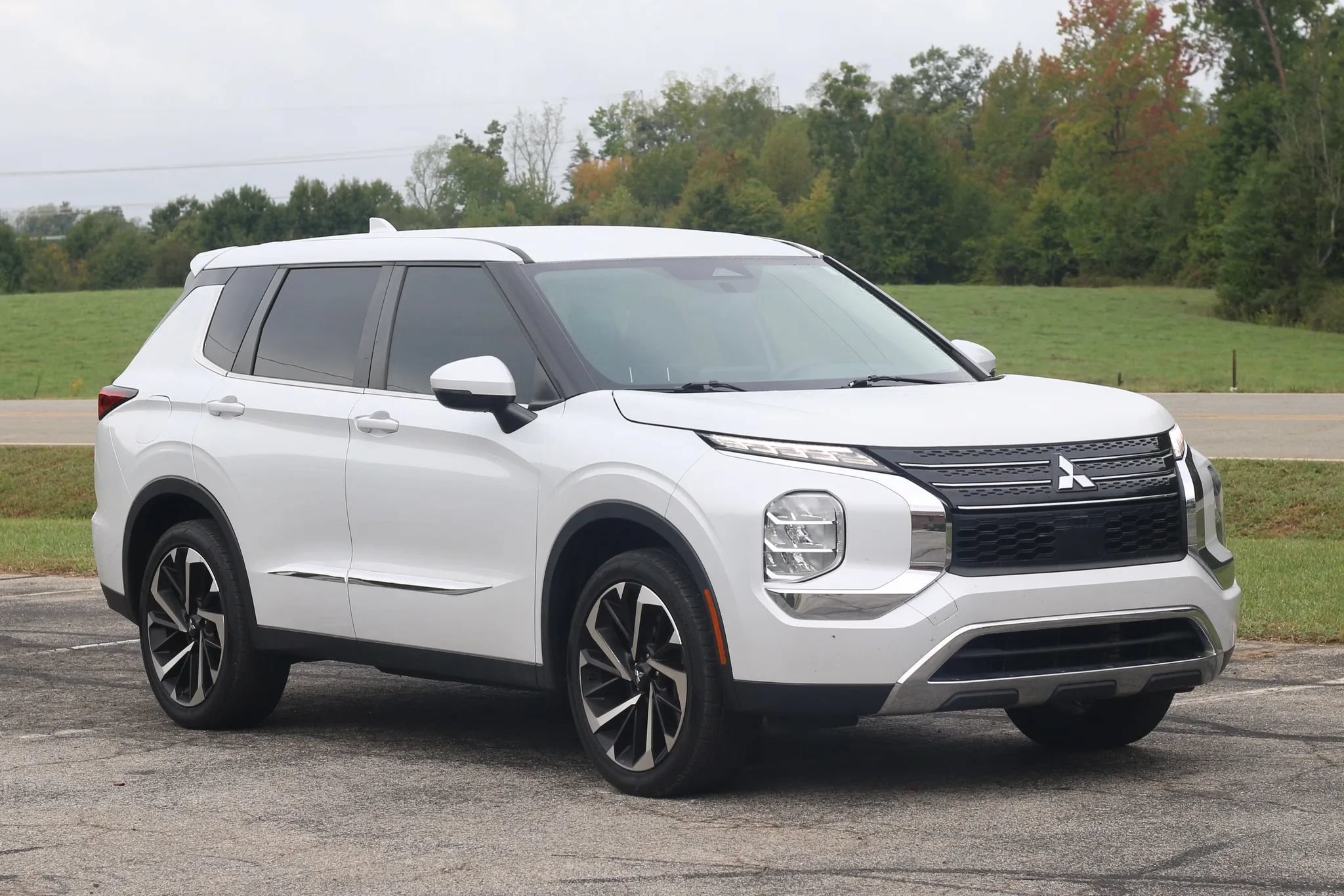Used 2022 Mitsubishi Outlander ES FWD image 1