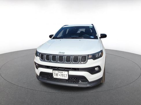 Used 2023 Jeep Compass Latitude image 2