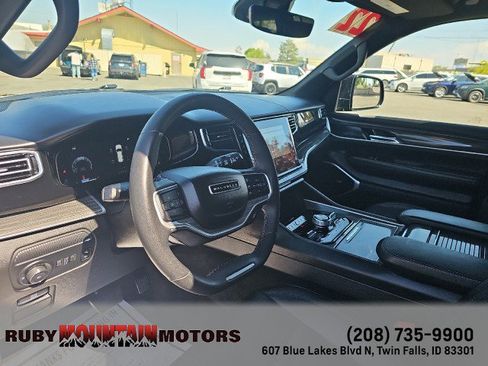 Used 2022 Jeep Wagoneer Series III w/ Premium Group I AWD/4WD image 15