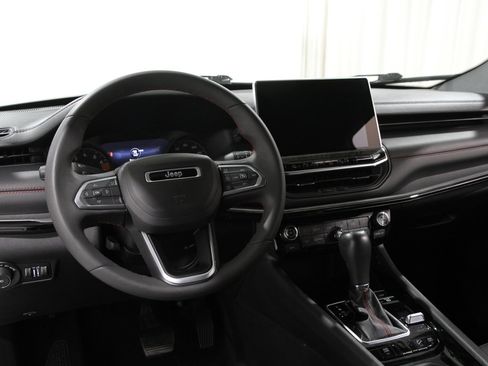 Used 2023 Jeep Compass Trailhawk image 6