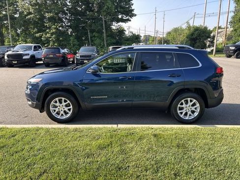 Used 2018 Jeep Cherokee Latitude Plus w/ Cold Weather Group AWD/4WD image 5