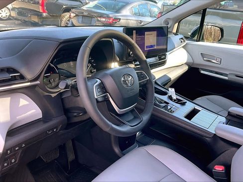 Used 2025 Toyota Sienna XLE w/ XLE Plus Package image 17