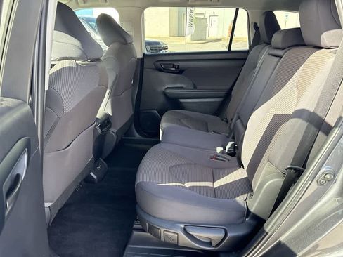 Used 2023 Toyota Highlander LE FWD image 23