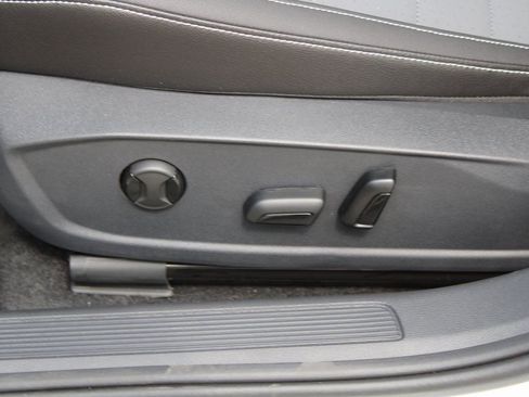 Used 2025 Volkswagen Jetta SE FWD image 10