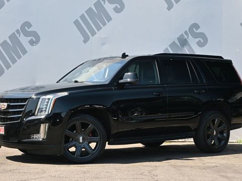 Used 2016 Cadillac Escalade Luxury RWD image 1
