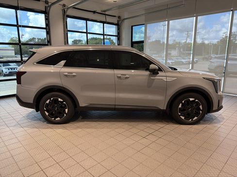 Used 2025 Kia Sorento S w/ Panoramic Sunroof Package FWD image 6