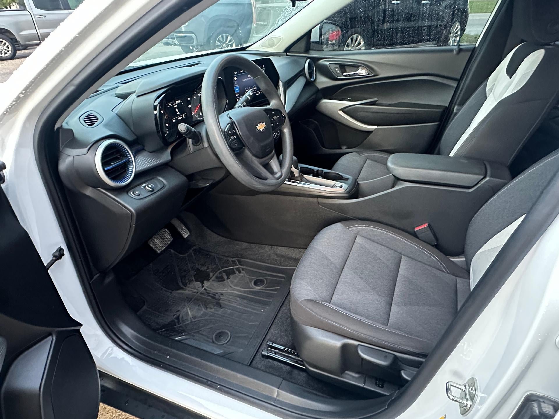Used 2024 Chevrolet Trax LS w/ LS Convenience Package FWD image 13